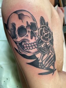 tattoo おすすめ おすすめ彫り師 おすすめ彫師 スカル タトゥー ドクロ ブラックアンドグレイ ローズ 上手い 人気 入れ墨 刺青 彫師 薔薇