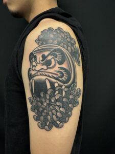 tattoo おすすめ おすすめ彫り師 おすすめ彫師 カラス タトゥー だるま フォーエタニティー ブラックアンドグレイ 上手い 人気 入れ墨 刺青 彫師 熊本 菊