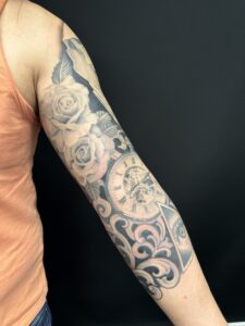 tattoo アメリカンタトゥー おすすめ おすすめ彫り師 おすすめ彫師 ギャングスタイル タトゥー フォーエタニティー ブラックアンドグレイ ポートレイト 上手い 人気 入れ墨 刺青 彫師 懐中時計 洋彫
