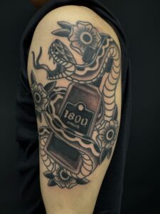 tattoo アメトラ アメリカンタトゥー アメリカントラディショナル おすすめ おすすめ彫り師 おすすめ彫師 タトゥー テキーラ トラッド フォーエタニティー ブラックアンドグレイ 上手い 人気 刺青 彫師 洋彫 熊本 花 蛇