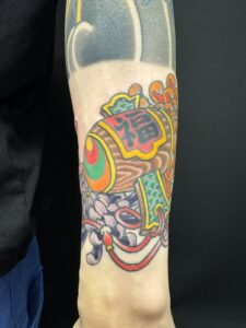 tattoo おすすめ おすすめ彫り師 おすすめ彫師 カラー カラフルタトゥー タトゥー フォーエタニティー 上手い 人気 入れ墨 刺青 和彫 彫師 打出の小槌 縁起物 花 菊